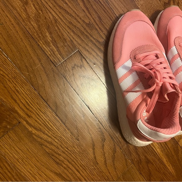 Women’s size 9 pink Adidas never worn - Picture 2 of 3